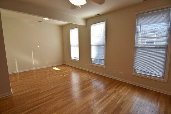 Building Photo - 3230 N Clark St