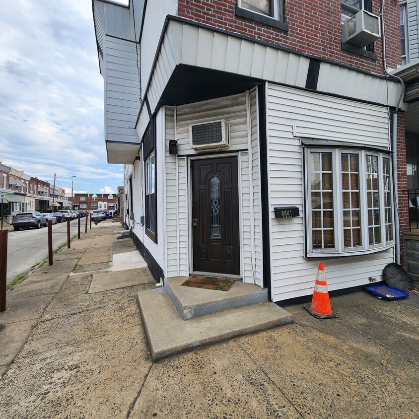 Primary Photo - 4441 Richmond St
