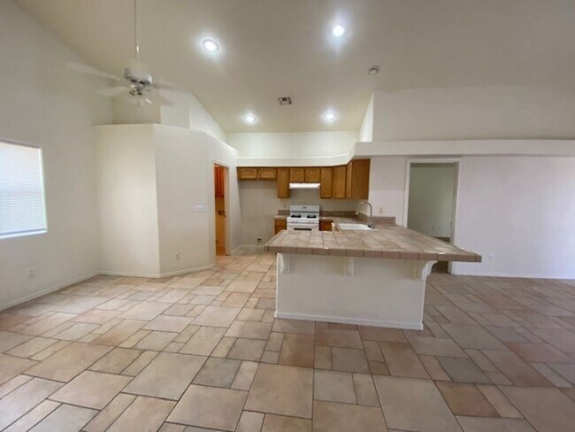 Foto del edificio - Three bedroom with garage and yard