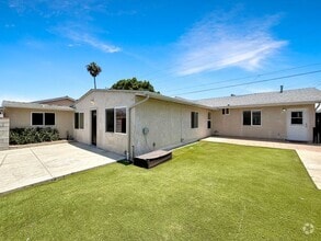 Building Photo - 4135 Clairemont Dr