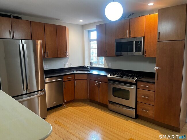 Foto del edificio - 869 Farmington Ave