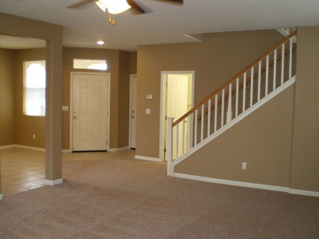 Foto del edificio - Natomas 4bd/2.5bth Single Family Home