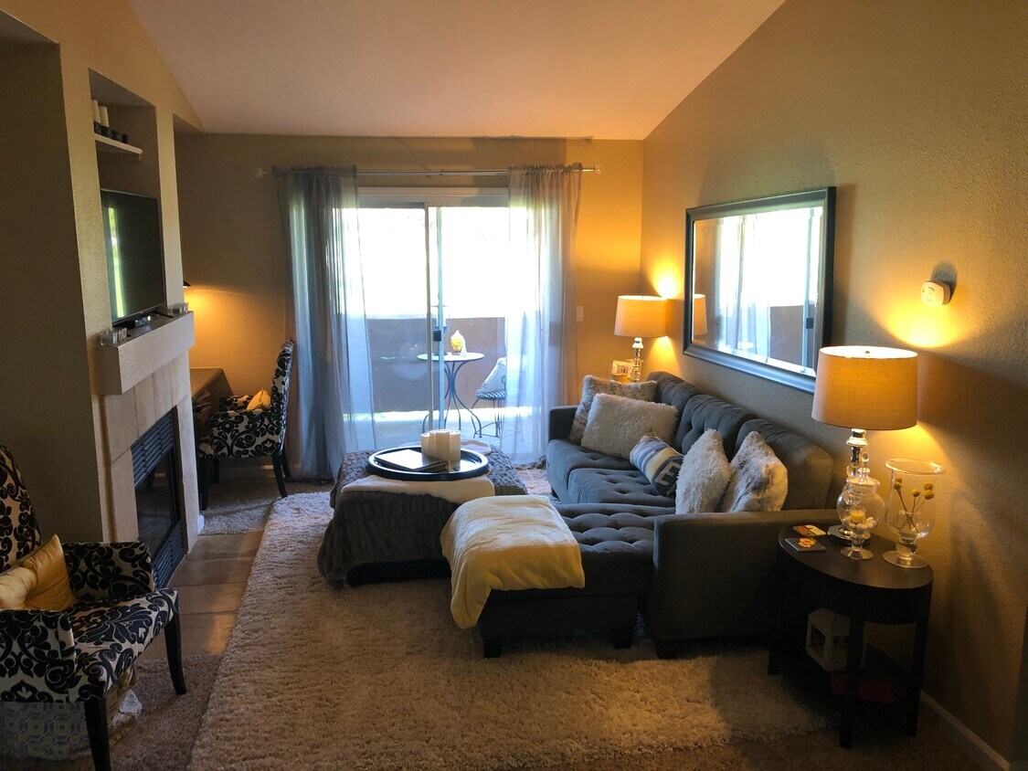SALA DE ESTAR - 885 Halidon Way