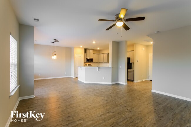 Building Photo - 820 Redbud Ln