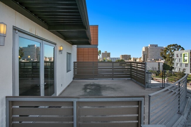 Building Photo - Hillcrest Top Floor Corner Unit 2 Bed 2.5 Bath