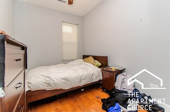 Foto del edificio - 2342 W Augusta Blvd