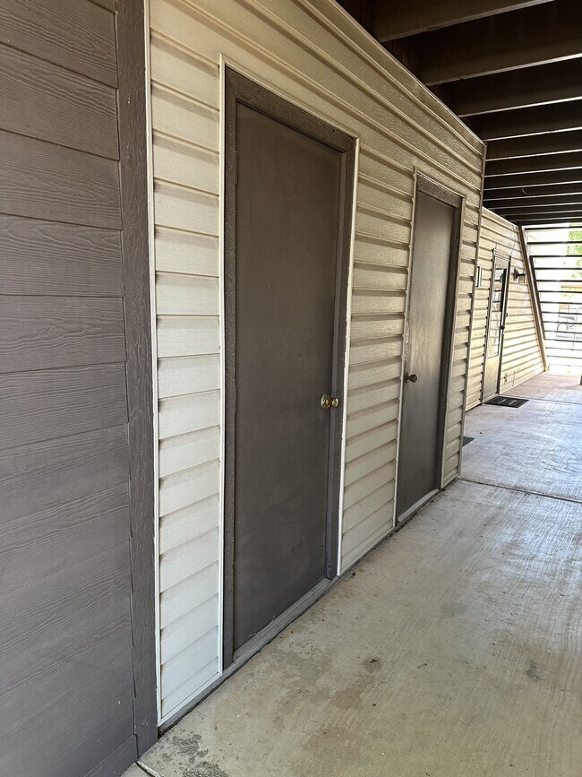 Building Photo - 412 N Oakwood Rd