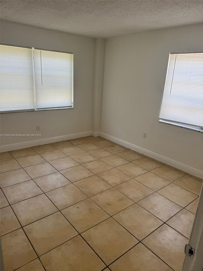 Foto del edificio - 1821 NE 168th St