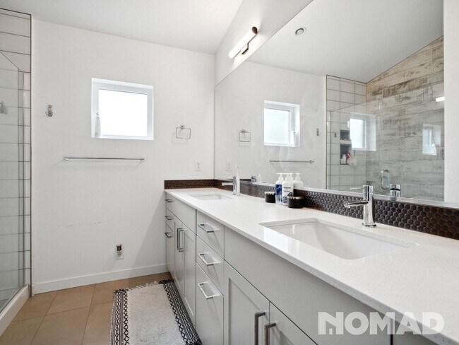 Building Photo - 3 Bedroom Townhome in Seattle