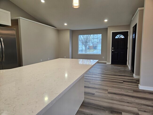 Building Photo - 1355 Yost Cir NE