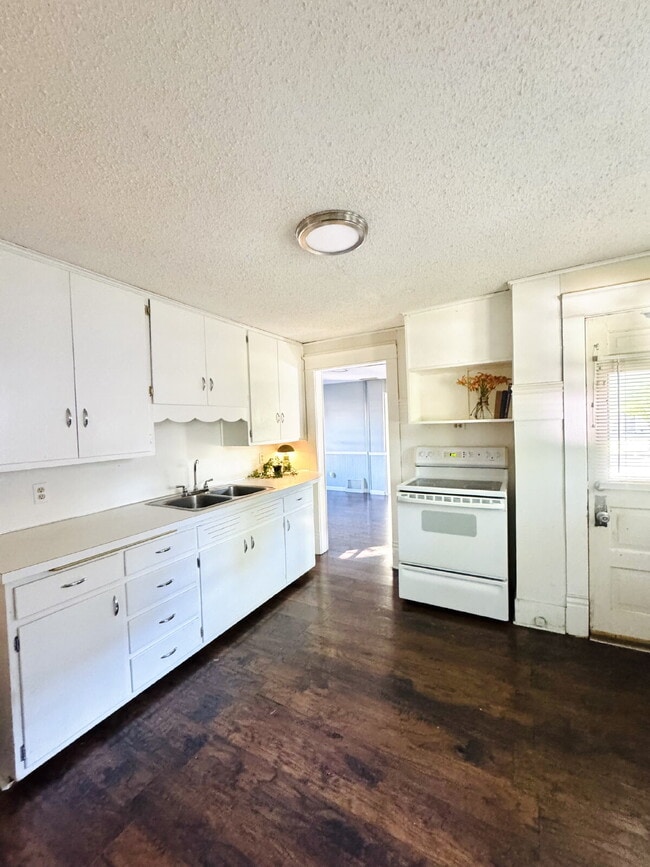 Building Photo - 3-Bedroom Rental Home Just Steps from Downtown! $1650/Month