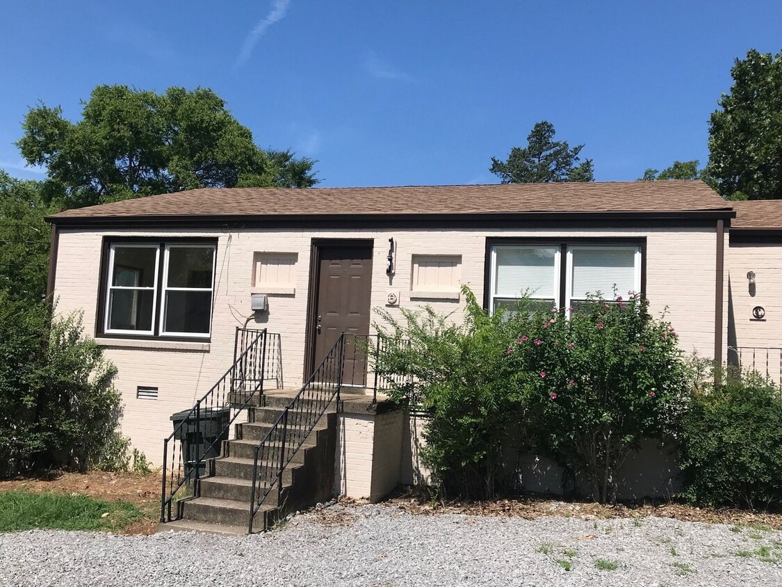 Primary Photo - 212 Carver Ln