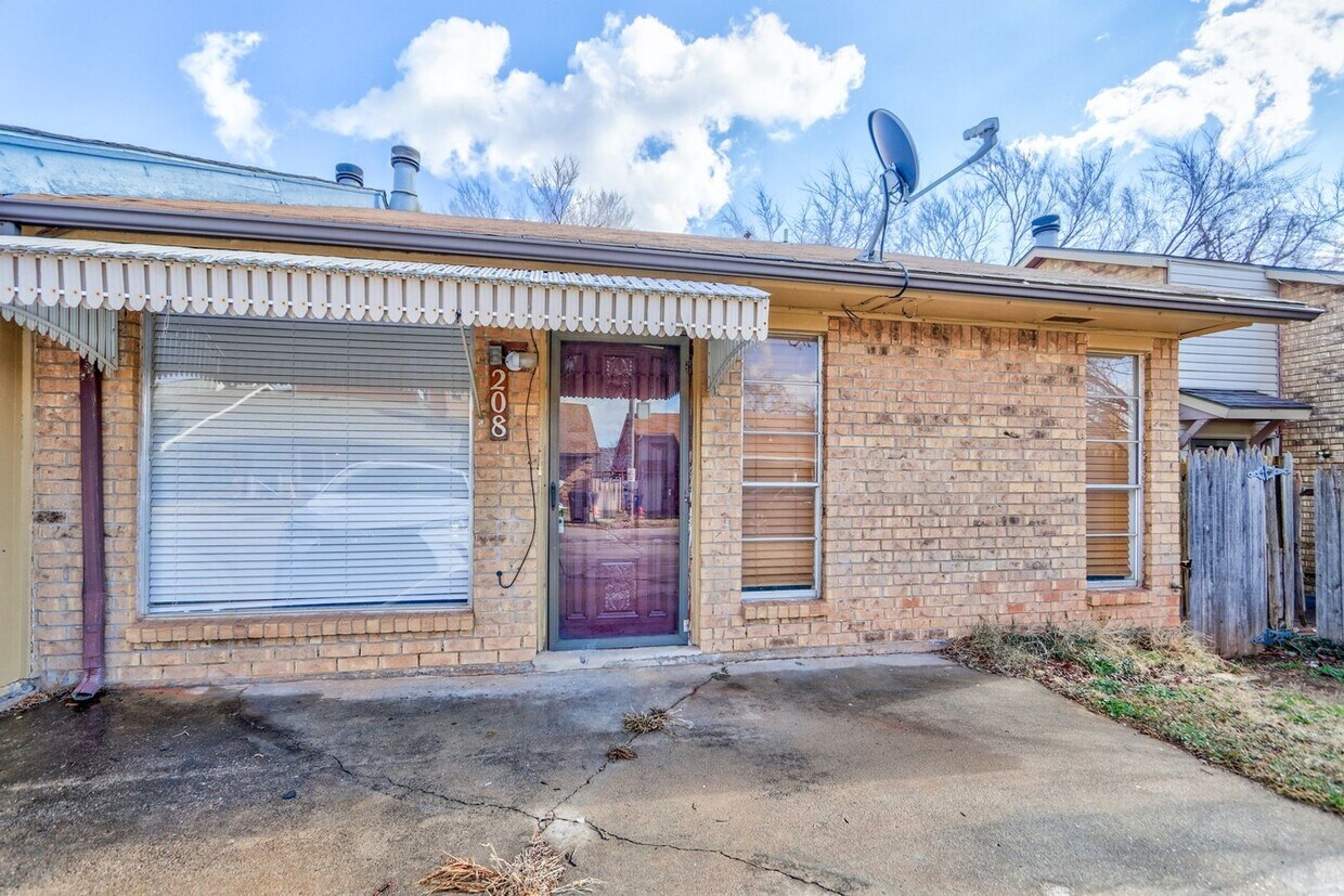 Photo - Lovely 2 Bedroom Townhouse in Midwest City: 208 Woodman Dr. - Half off first months rent !