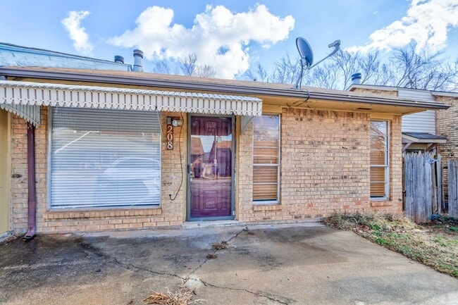 Photo - 208 Woodman Dr House