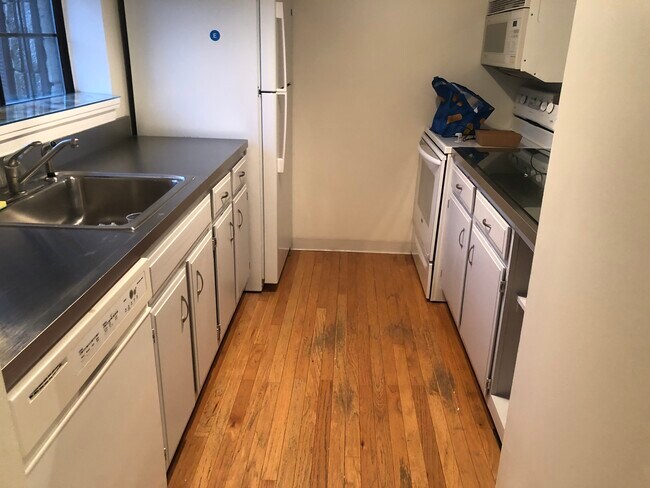 Foto del edificio - 183 Loomis Dr