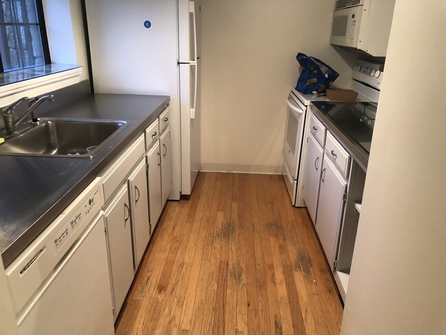 Building Photo - 183 Loomis Dr