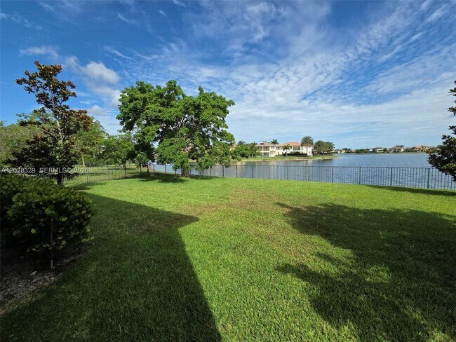 Foto del edificio - 8671 Lakeside Bnd