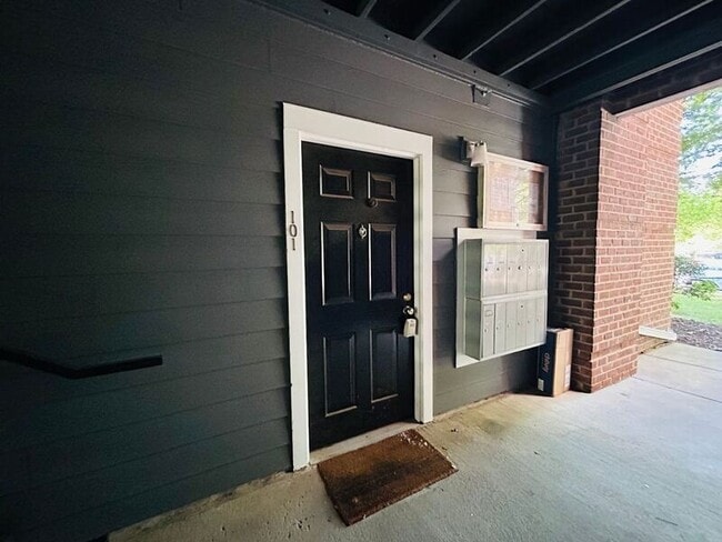 Building Photo - 20283 Beechwood Ter