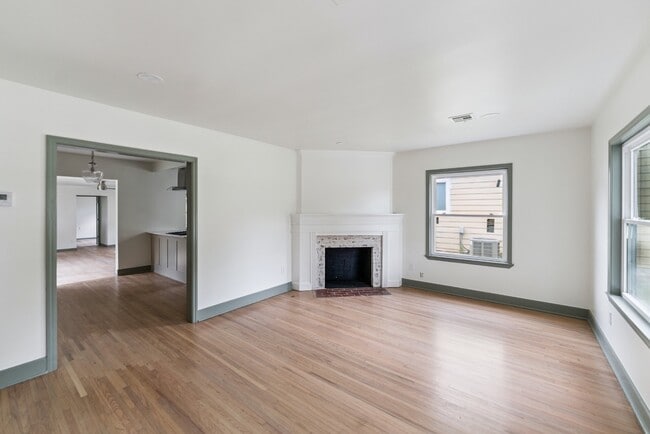 Building Photo - 3424 E 5th Pl