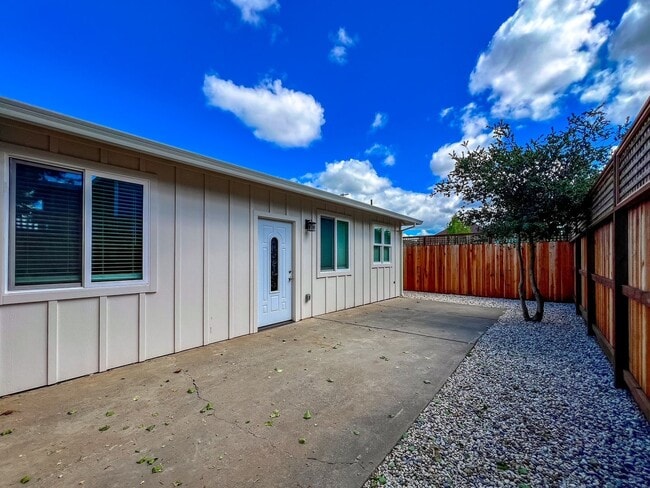 Building Photo - 847 Central Ave