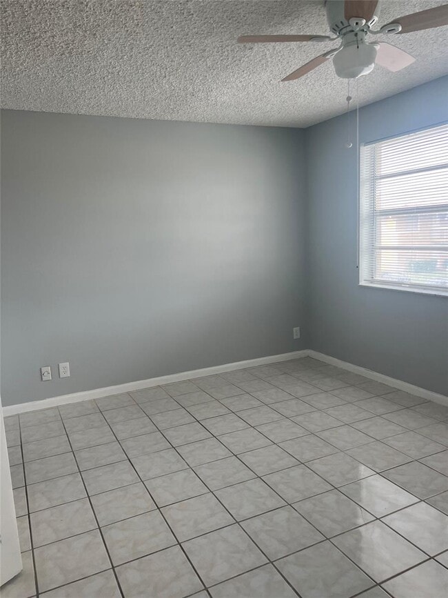 Building Photo - 1022 Twin Lakes Dr