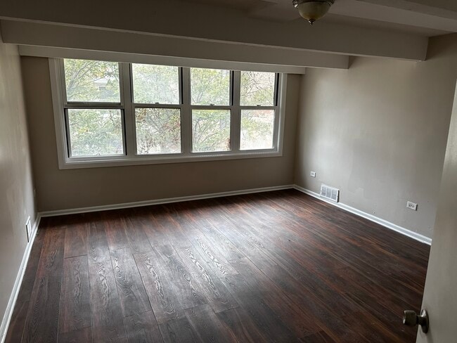 Dormitorio principal con vista al este - 4816 S Drexel Blvd