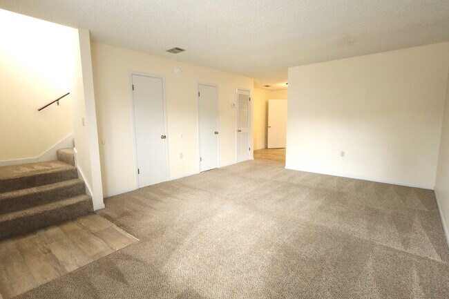 Foto del edificio - 641 Virginia Oak Ct