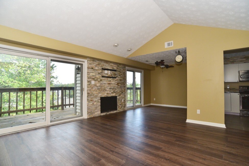 8132 Shorewalk Dr, Indianapolis, IN 46236 Condo for Rent in