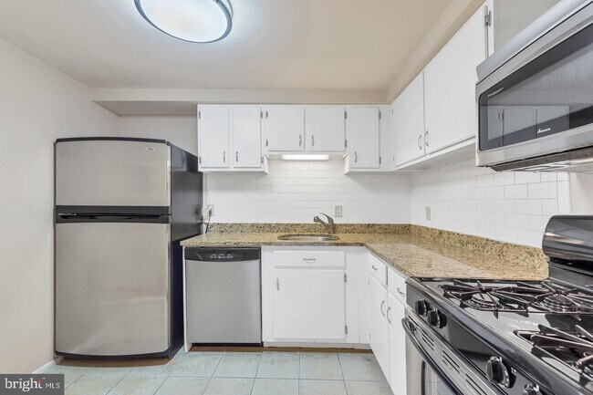 Foto del edificio - 2570 Riva Rd