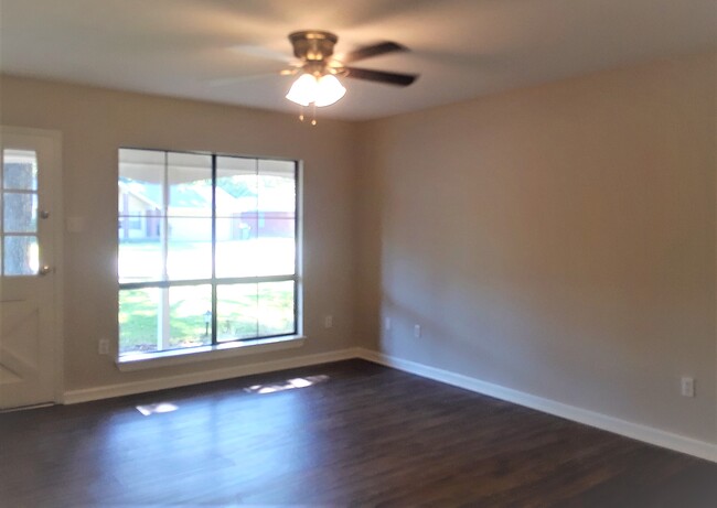 Building Photo - 707 Monterrey Ln