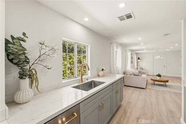 Building Photo - 10607 Whitegate Ave