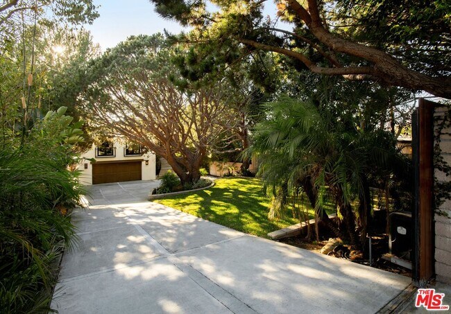 Building Photo - 7043 Birdview Ave