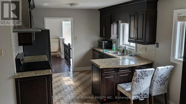 Building Photo - 214 Park Lawn Rd