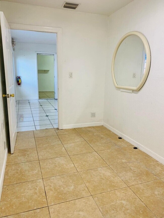 Building Photo - 500 W Oakland Park Blvd