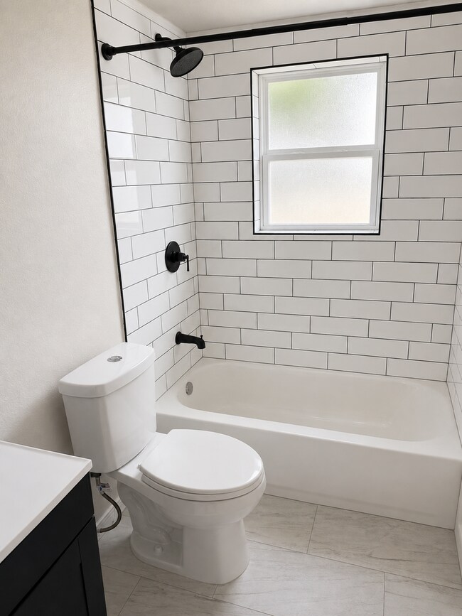 Foto del edificio - 4BR/2BA Home – Spacious Home