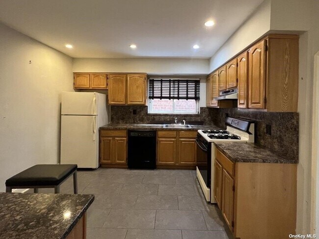 Building Photo - 215-10-215-43 43rd Ave