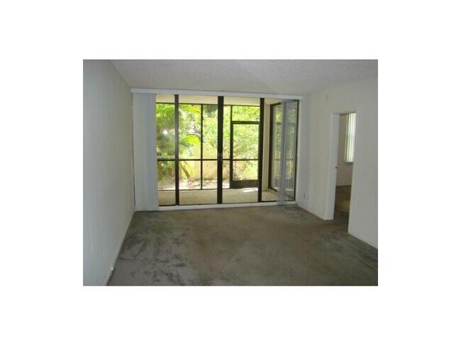 Foto del edificio - 8433 Forest Hills Dr