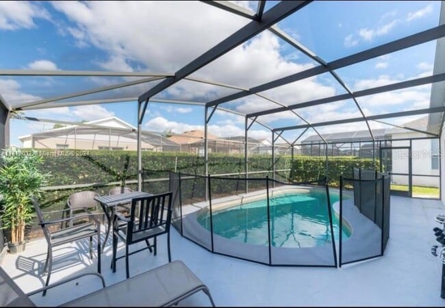 Building Photo - 8121 Fan Palm Way