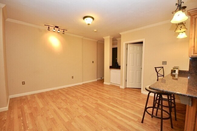 Building Photo - 452 Park Dr
