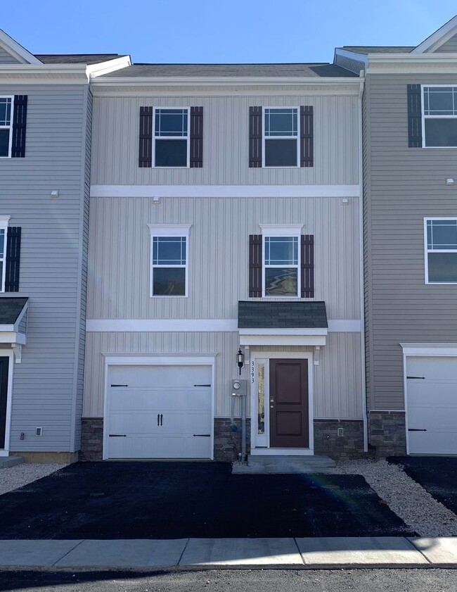 Building Photo - Beautiful, 3-story modern townhome with 3 ...