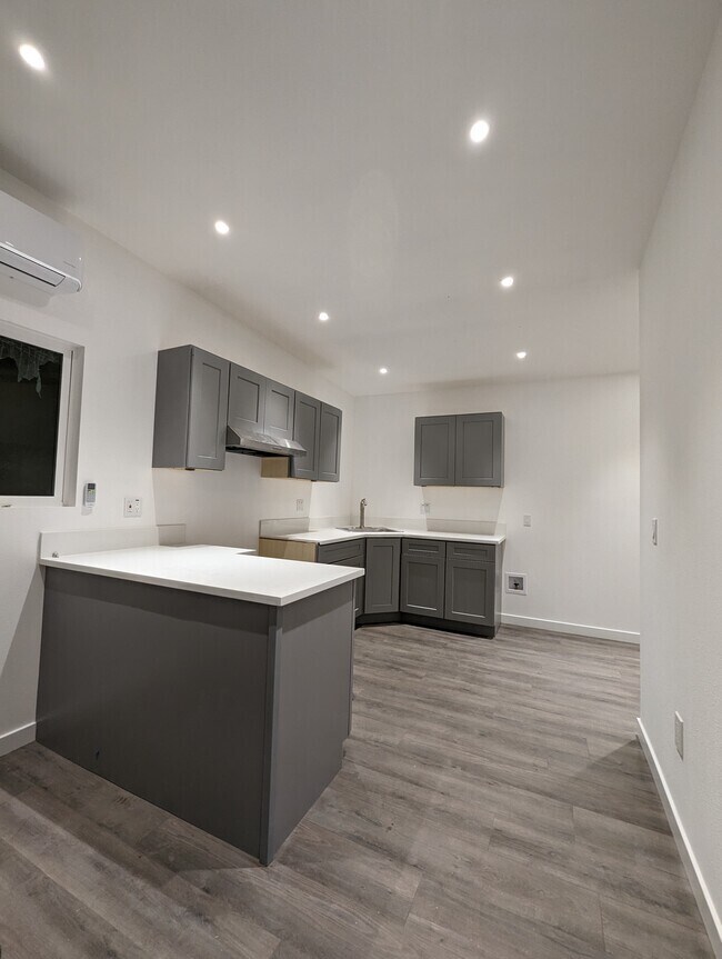 Kitchen Picture - 4409 E 56th St