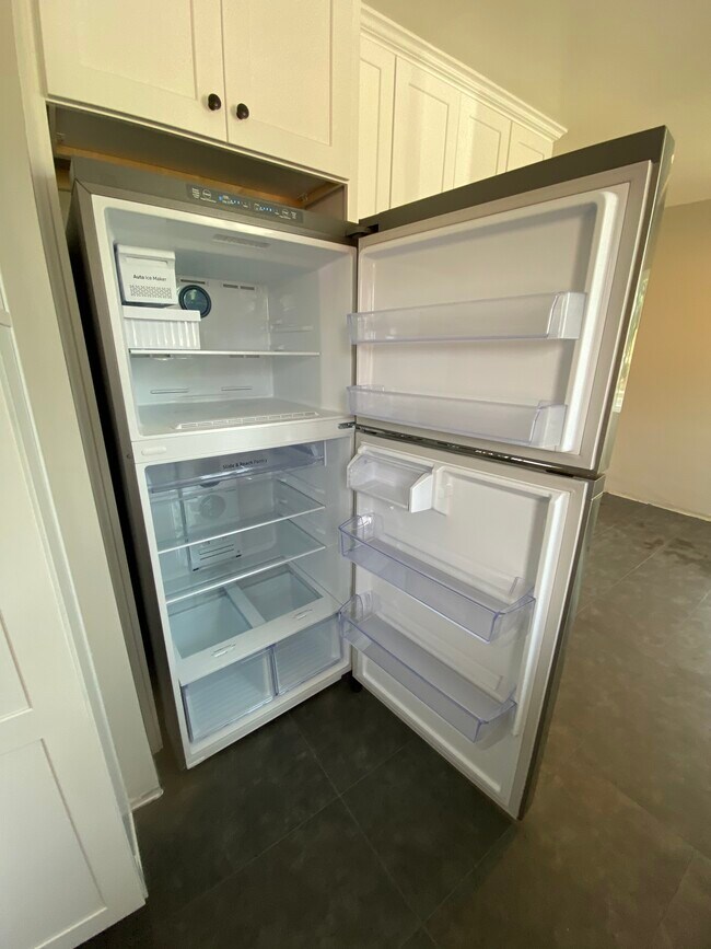 Ice maker - 1144 N Kenwood St