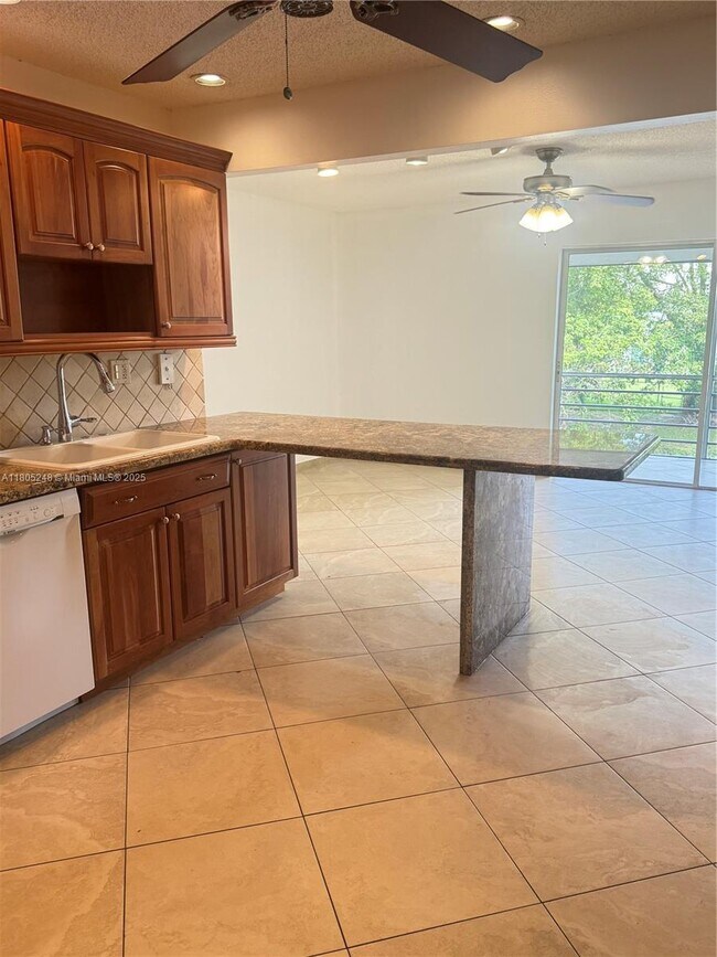Foto del edificio - 3111 Coral Springs Dr