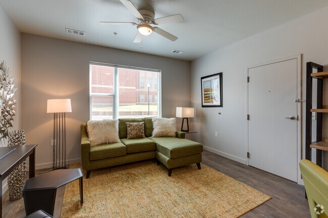 1BR, 1BA - 680SF - New Page West Apartments