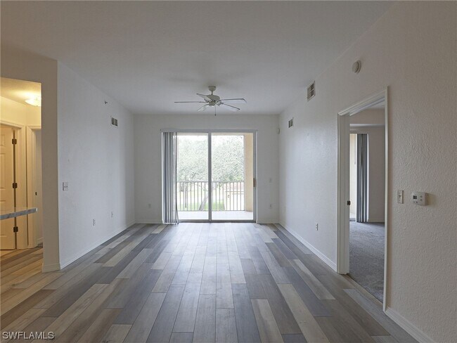 Foto del edificio - 9015 Colby Dr