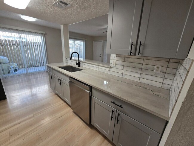 Foto del edificio - 5640 Birchmont Dr