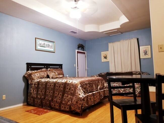 Queen Bed - 902 Pueblo Ct