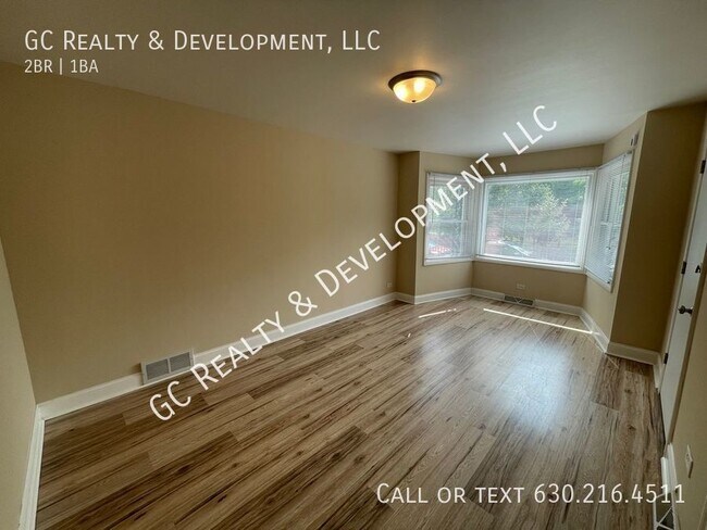 Building Photo - ***LOGAN SQUARE / 2 BDRM / 1 BTH / SS APPL...
