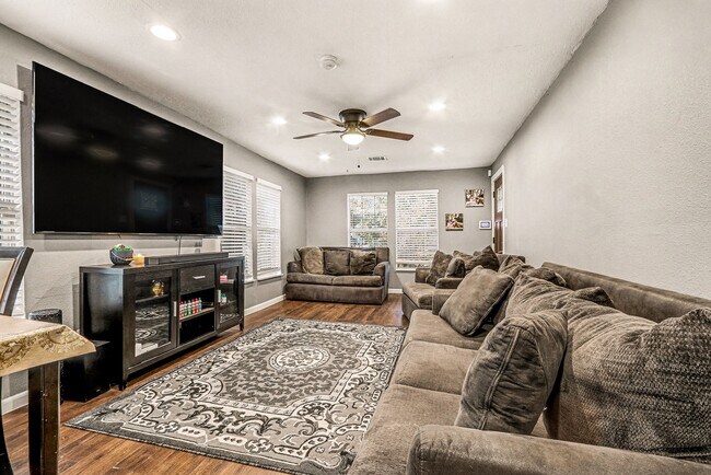 Foto del edificio - 234 E 1st St