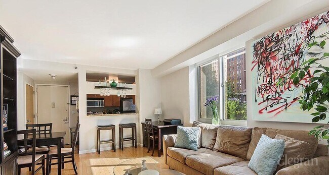 Building Photo - 520 W 23rd St